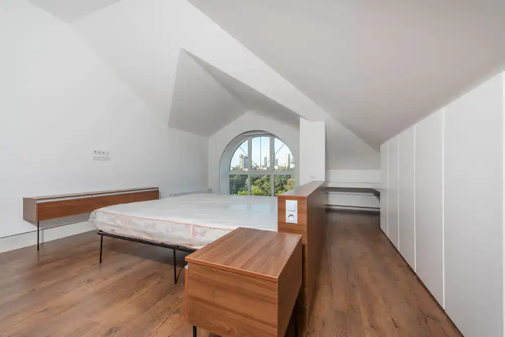 A perfectly made premium mattress in a calm, naturally lit bedroom